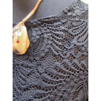 Elegancka czarna bluzka z koronkowym rękawem - Maxi rozmiar